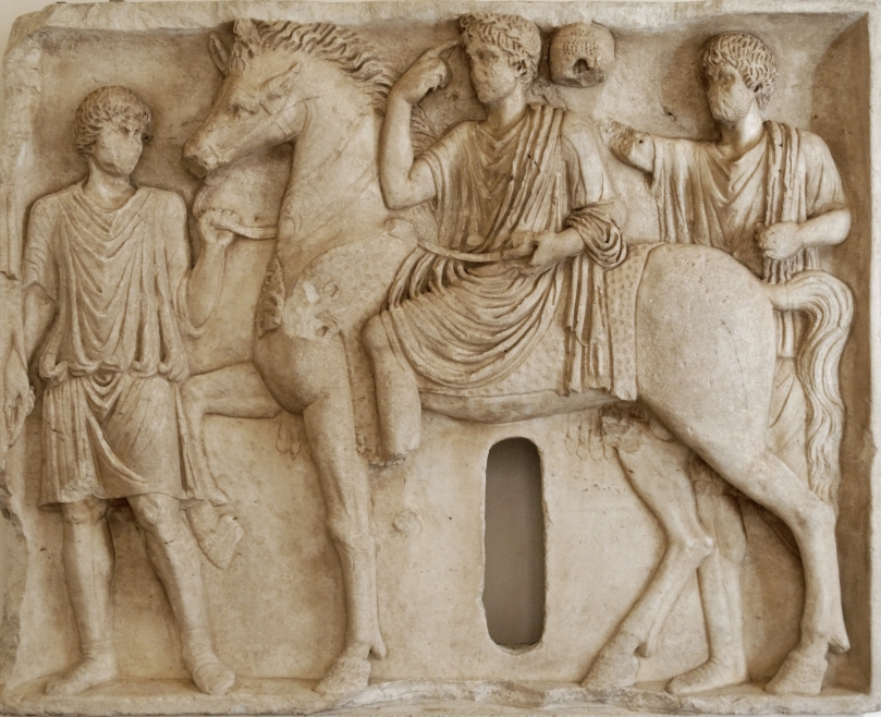 Cavaliere salio. Bassorilievo, marmo, fine II sec. d.C. Roma, Museo Nazionale di P.zzo Altemps.